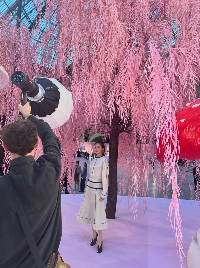 Walaupun kehadiran Kim Go Eun di peragaan busana CHANEL bukan sesuatu yang baru, namun ia tidak pernah gagal mencuri perhatian publik karena selalu tampil menawan dalam setiap kesempatan. / Foto: instagram.com/ggonekim