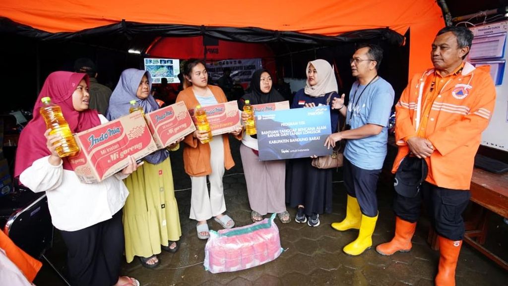 Bank Mandiri Salurkan Bantuan bagi Warga Terdampak Bencana Cisarua