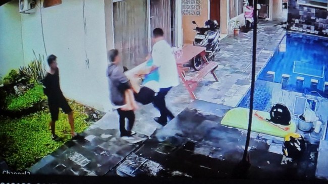 Polres Bantul mengungkap detik-detik mantan Sekjen Pordasi DKI Jakarta, Herlan Matrusdi (68) digotong dua pelaku sebelum ditemukan tewas di area Gumuk Pasir.