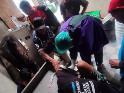 Damkar Blitar Evakuasi Tangan Pekerja yang Tersangkut di Mesin Giling
