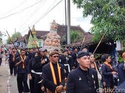 Serunya Rebutan Gunungan Legondo dan Intip di Haul Ki Ageng Perwito Klaten