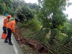 Tebing 20 Meter Longsor, Jalan Raya Jasinga-Bogor Ditutup sebagian