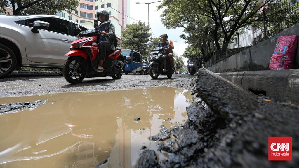 FOTO: Jalan Rusak di Sejumlah Titik Jakarta Utara Ganggu Lalu Lintas