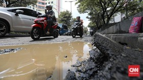 FOTO: Jalan Rusak di Sejumlah Titik Jakarta Utara Ganggu Lalu Lintas