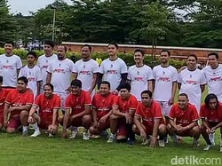 Kaesang Main Sepakbola Bareng Tim Legend PSM Makassar di Lapangan Syekh Yusuf