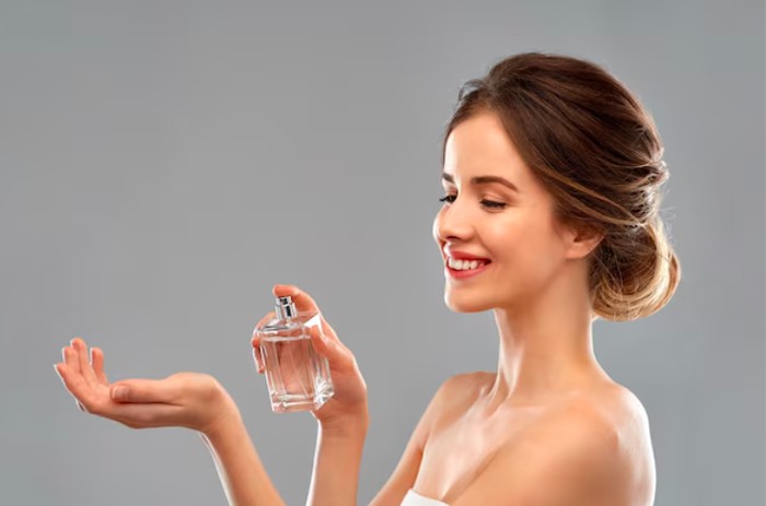 menyemprotkan parfum di titik-titik nadi tubuh. Area ini memiliki aliran darah yang lebih dekat dengan permukaan kulit sehingga suhunya lebih hangat.