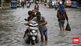 FOTO: Nekat Terobos Banjir di Muara Baru, Sejumlah Motor Warga Mogok