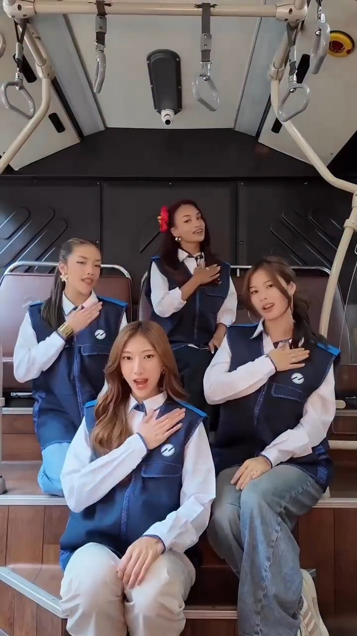 Personel girl group Indonesia&comma; no na&comma; naungan label 88rising&period;