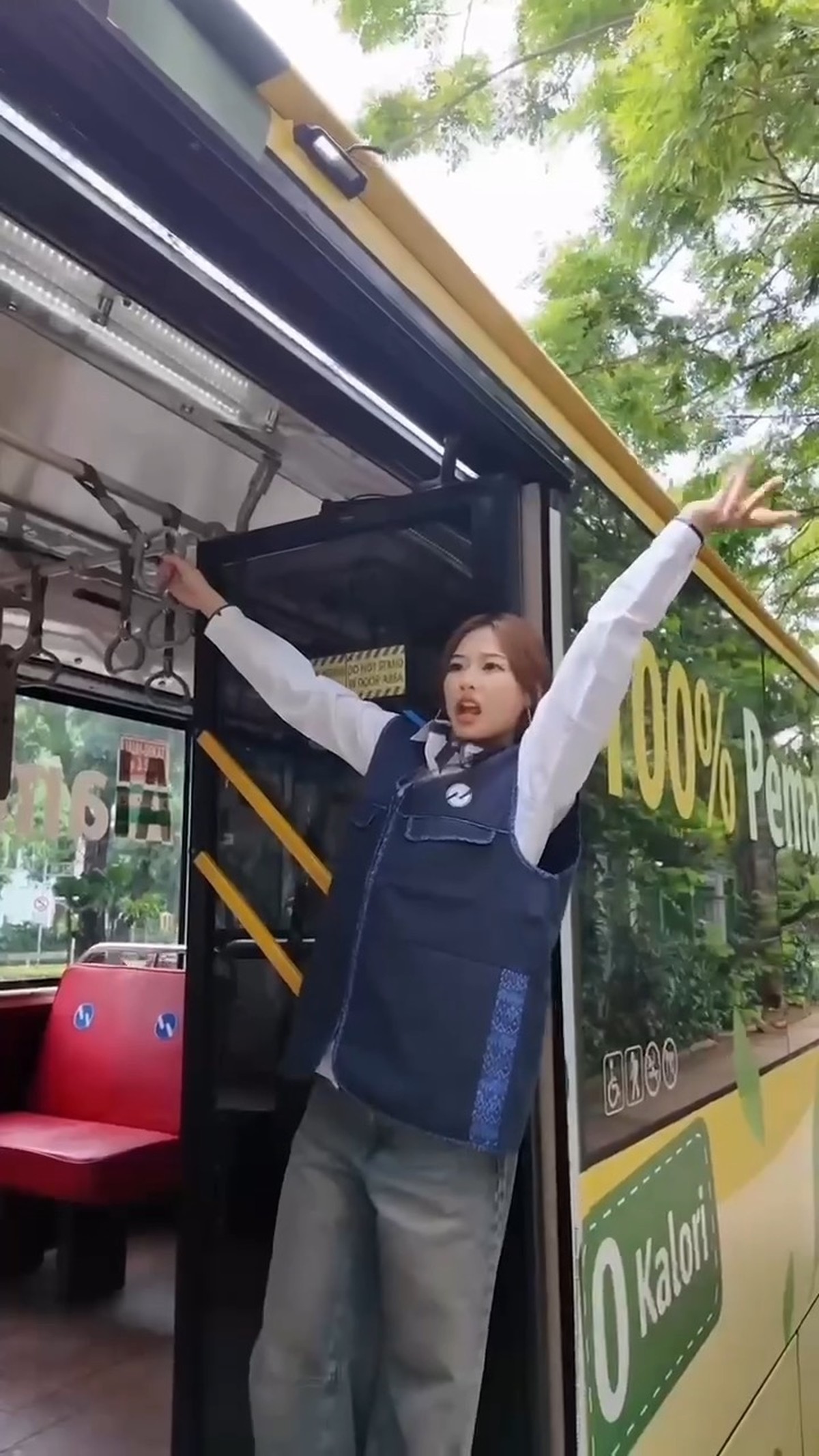 Personel girl group Indonesia&comma; no na&comma; naungan label 88rising&period;