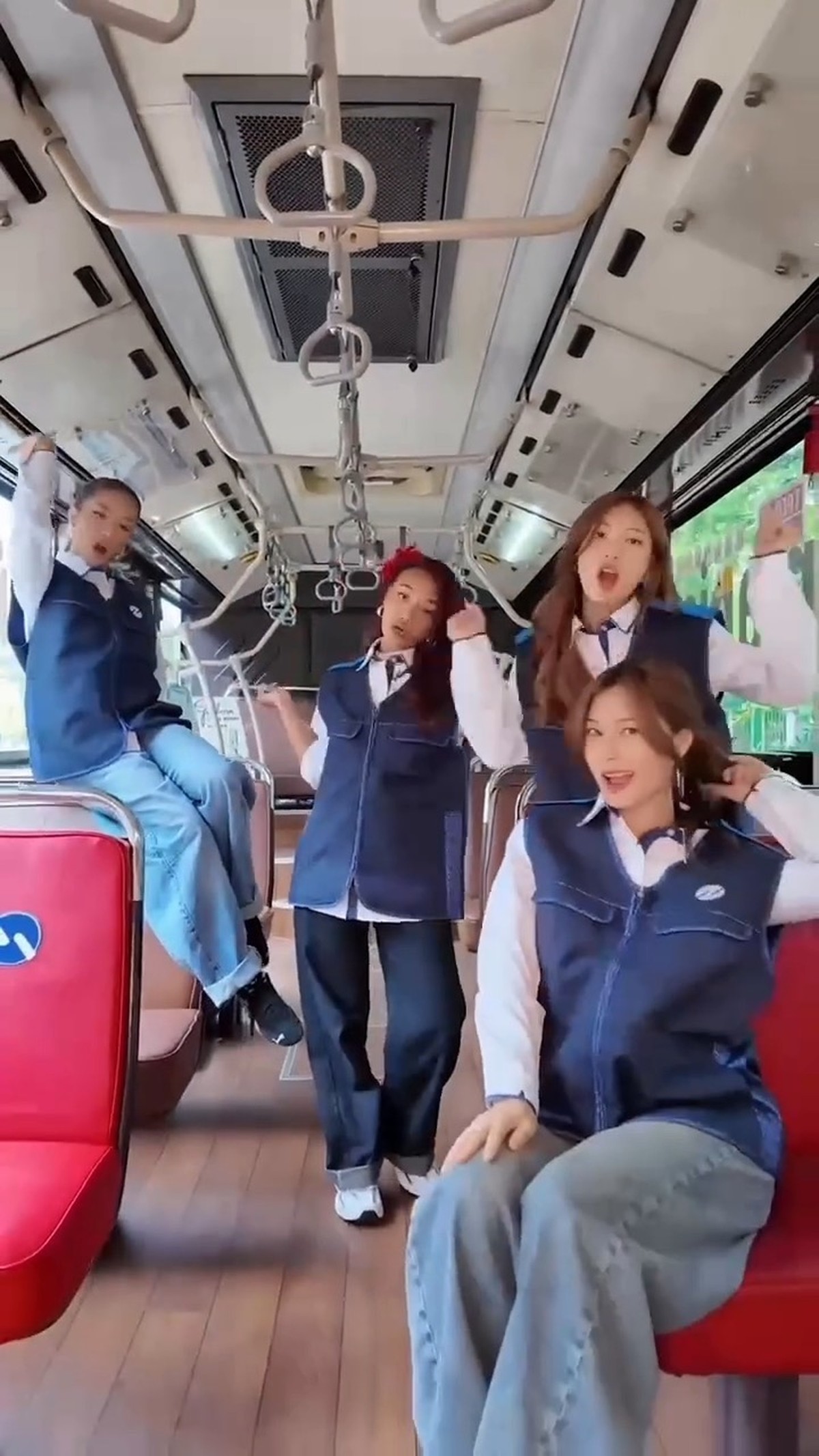 Personel girl group Indonesia&comma; no na&comma; naungan label 88rising&period;