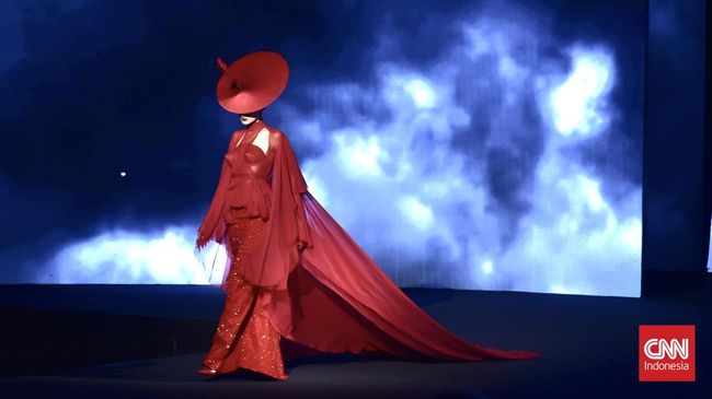 Robert Wun memamerkan koleksi couture musim semi/panas 2026 di Paris Couture Week, Rabu (28/1).
