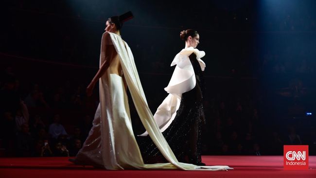 Stephane Rolland menghadirkan 'Parade', koleksi couture untuk musim panas 2026 di Paris Couture Week.