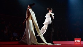 Semarak 'Parade' dalam Koleksi Couture Stephane Rolland