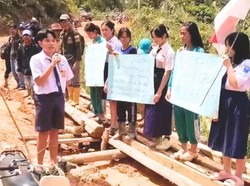 Siswa Krayan Orasi di Jalanan Berlumpur: Kami Butuh Jalan, Bukan MBG!