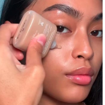Skin Tint vs Foundation, Simak 5 Perbedaannya dan Mana yang Cocok Untukmu