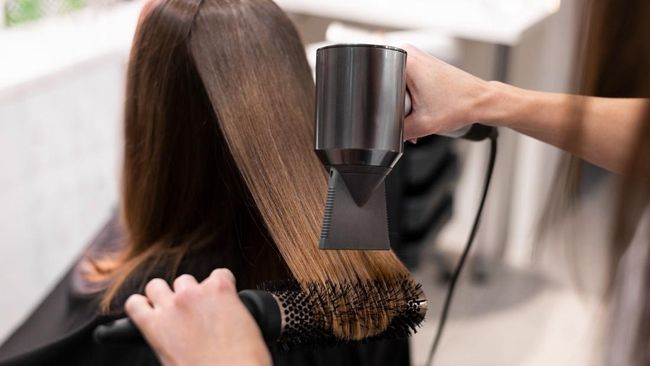 Ini 5 Teknik Styling Rambut Pakai Hair Dryer Seperti Habis dari Salon