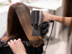 Ini 5 Teknik Styling Rambut Pakai Hair Dryer Seperti Habis dari Salon