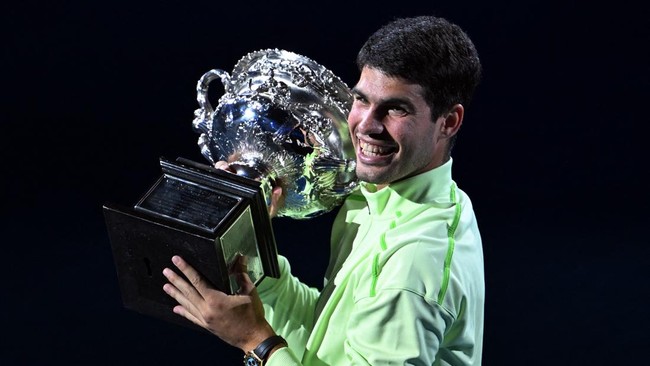 Petenis Spanyol, Carlos Alcaraz, juara grand slam Australia Open 2026 setelah mengalahkan Novak Djokovic dalam pertarungan empat set di Rod Laver, Minggu (1/2).