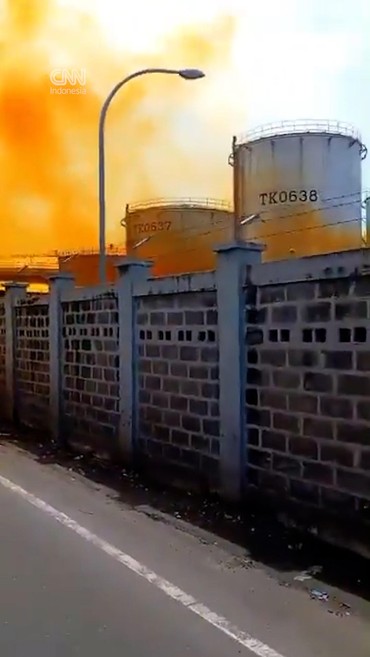 Viral Detik-detik Asap Oranye Muncul dari Pabrik di Cilegon