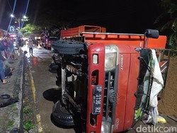 Truk Terbalik di Pangkep 13 Jam Tutup 1 Lajur Jalan, Lalu Lintas Macet 2 Km