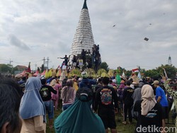 Tumpeng Tempe Raksasa Warnai Ruwat Desa Jelang Ramadan di Sidoarjo