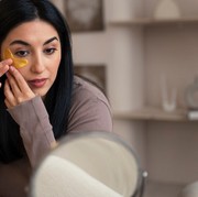 7 Cara Menghilangkan Lingkaran Hitam di Bawah Mata