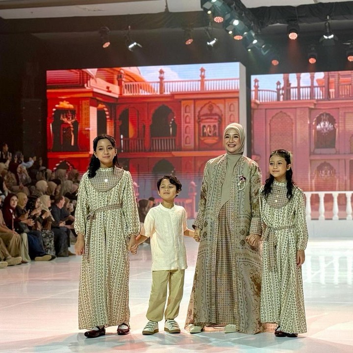 <p>Artis sekaligus desainer Shireen dan Zaskia Sungkar kembali mempersembahkan koleksi busana Lebaran terbaru lewat gelaran tahunan Ramadhan Show. Kali ini, keduanya melibatkan beberapa artis Tanah Air sebagai model <em>runway</em>, termasuk anak artis yang ikut memeriahkan panggung peragaan. Salah satu yang mencuri perhatian adalah Natasha Rizky yang tampil bersama ketiga anaknya, Megumi, Mishka, dan Miguel. Natasha terlihat anggun mengenakan <em>dress</em> berpadu <em>outer</em> bermotif, sementara kedua putrinya tampil dalam busana senada berupa <em>dress</em> dengan detail tali ikat di bagian depan. Adapun sang putra, Miguel, terlihat <em>stylish</em> mengenakan baju koko putih yang dipadukan dengan celana bernuansa <em>beige</em>. (Foto: HaiBunda/Nadhifa Fitrina)</p>