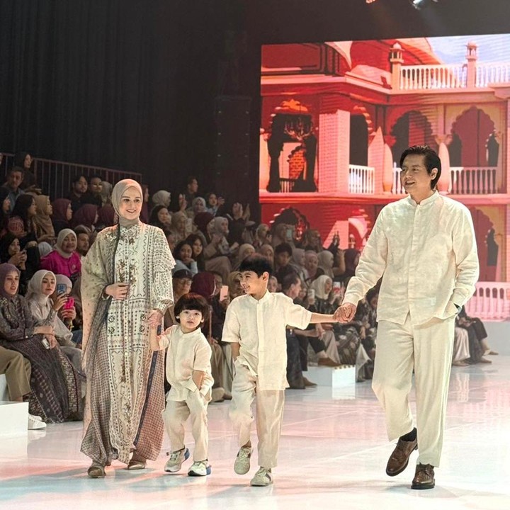 <p>Tak kalah mencuri perhatian, keluarga Cut Meyriska juga tampil dengan nuansa <em>edgy</em> saat membawakan koleksi Luminaire dari Shi by Shireen di Ramadhan Show Shireen dan Zaskia Sungkar. Cut Meyriska terlihat anggun mengenakan <em>dress</em> berwarna <em>beige</em> yang dilengkapi detail <em>layer</em> di bagian bahu. Sementara itu, sang suami, Roger Danuarta, tampil serasi mengenakan baju koko dengan warna senada bersama kedua anaknya, Shaquille dan Jourell. (Foto: HaiBunda/Nadhifa Fitrina)</p>
