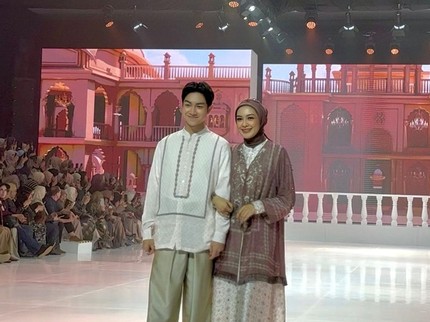 Terpopuler: Momen Manis Richa Iskak Jadi Model Runway bareng Sang Putra