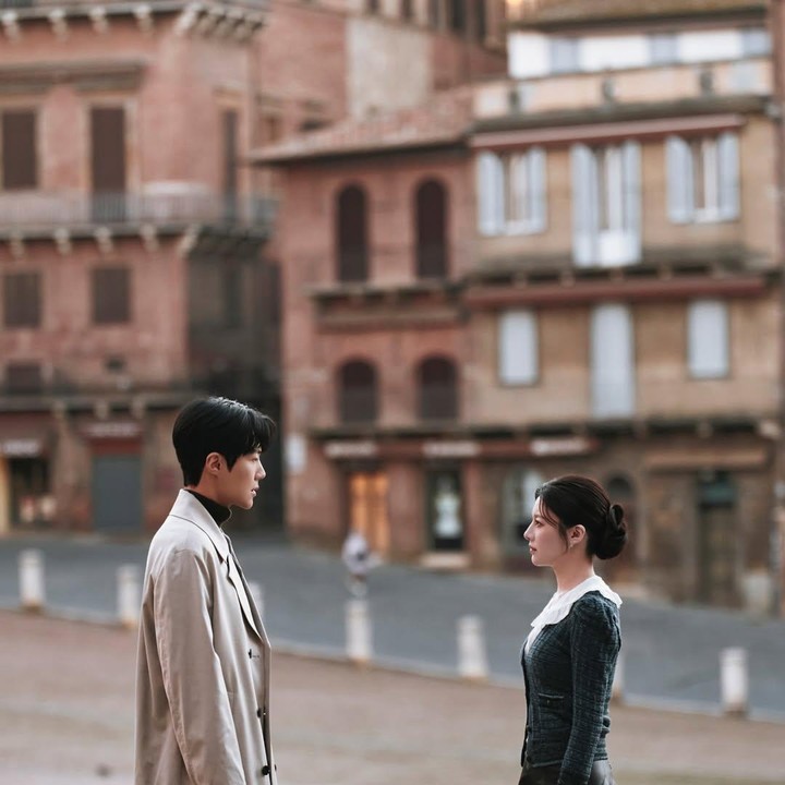 <p>Drama Korea Can This Love Be Translated? semakin menarik setelah mengetahui fakta bahwa proses syutingnya dilakukan di Italia. Sejumlah adegan Go Younjung pun mengambil latar di berbagai lokasi ikonik di negara tersebut, Bunda (Foto: Instagram @netflixkr)</p>