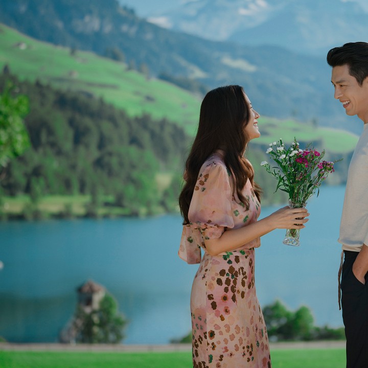 <p>Drakor hits 2019, Crash Landing on You, diketahui melakukan proses syuting langsung di Swiss. Hal ini terlihat dari pemandangan gunung dan danau yang begitu indah dalam beberapa adegan romantis Son Ye Jin dan Hyun Bin, Bunda. (Foto: Instagram @tvn_drama)</p>