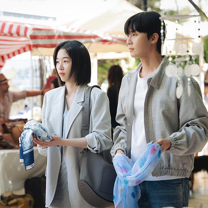 <p>Tak kalah dari drama sebelumnya, Surely Tomorrow juga memilih Spanyol sebagai lokasi syuting beberapa adegan romantis Park Seo Joon dan Won Jin An. Kota Malaga dan Marbella pun menjadi saksi indahnya kisah cinta mereka, Bunda. (Foto: Instagram @jtbcdrama)</p>