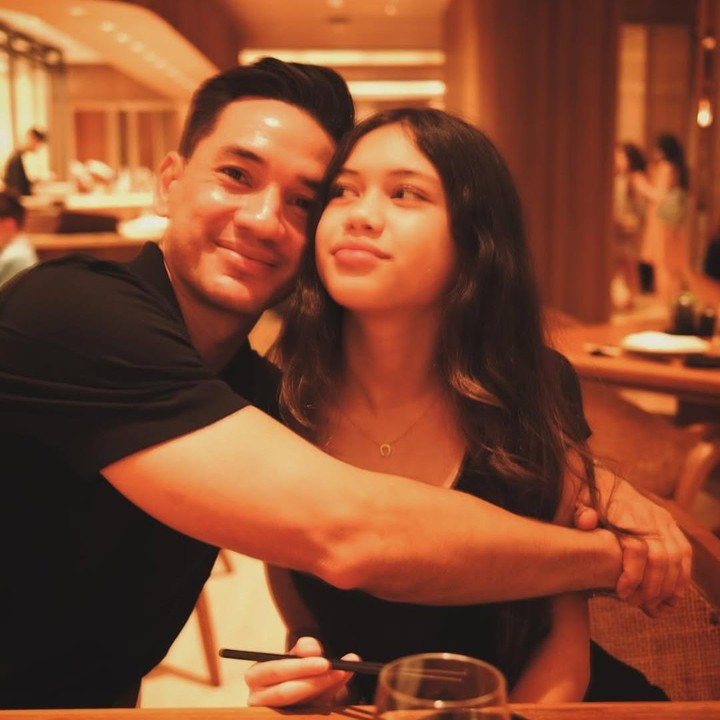 <p>Andrew memang dikenal sebagai ayah yang dekat dengan anak&nbsp;dan tak segan mengungkap rasa sayang ke putrinya, Bunda. Beberapa waktu lalu, misalnya, Andrew pernah mengunggah foto saat 'nge-<em>date</em>' bersama&nbsp;sang putri dan berseloroh tentang kencan anaknya itu di masa depan. "Menunjukkan kepada putriku bagaimana malam kencan seharusnya dan kemudian melanjutkan untuk mengatakan kepadanya bahwa ayah akan ikut di semua malam kencannya nanti!!" ungkap sang aktor. (Foto: Instagram @andrew.white._)</p>