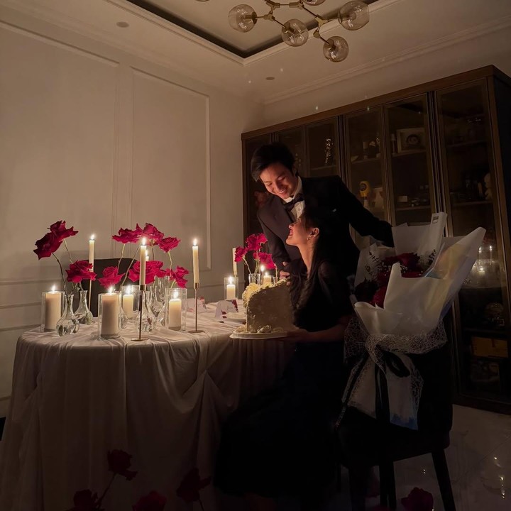 <p>Perayaan ulang tahun itu dibagikan keduanya melalui sejumlah foto di Instagram pribadi. Angga menyiapkan suasana makan malam di rumah bak restoran mewah, lengkap dengan hiasan mawar merah dan lilin putih.&nbsp;(Foto: Instagram @angga)</p>