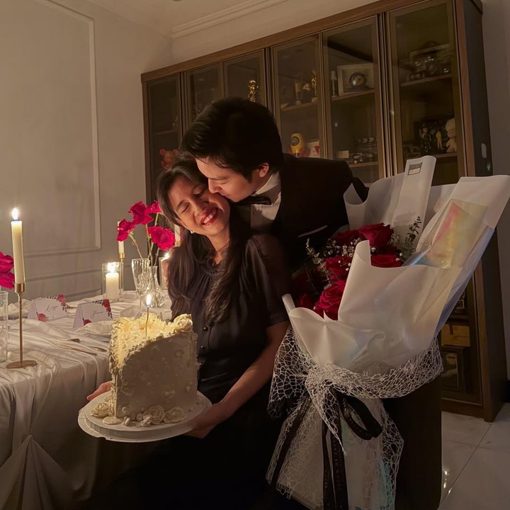 <p>Shenina pun mengungkap rasa syukur dan apresiasi kepada Angga yang selalu berusaha membahagiakannya. &ldquo;Selamanya bersyukur memilikimu, suamiku, sahabatku, kekasih dan segalanya bagiku. Terima kasih untuk hari-hari dimana kamu membuatku merasa dicintai. Aku mencintaimu sayang,&rdquo; tulis Shenina, dikutip dari laman Instagram <em>@sheninacinnamon.&nbsp;</em>(Foto: Instagram @sheninacinnamon)</p>