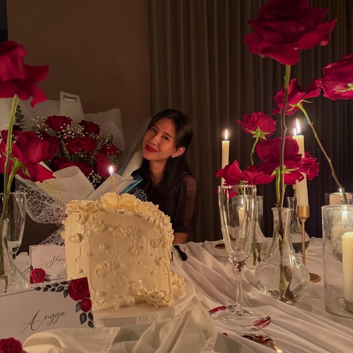 <p>Kebahagiaan tengah menyelimuti Shenina Cinnamon yang baru saja merayakan ulang tahunnya ke-27 pada 1 Februari lalu. Momen spesial tersebut dirayakan dengan dinner alias makan malam romantis bersama sang suami, Angga Yunanda. (Foto: Instagram @angga)</p>