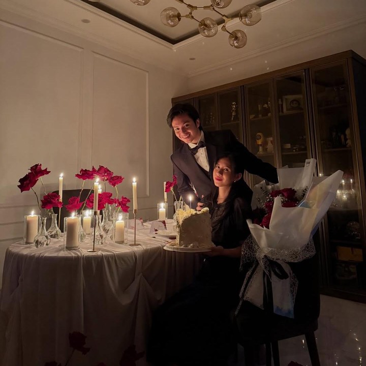 <p><em>Postingan</em>-nya langsung diramaikan komentar warganet yang turut memberikan ucapan selamat ulang tahun sekaligus doa terbaik untuk Shenina dan hubungan rumah tangganya. &ldquo;HBD @sheninacinnamon, moga sehat, makin bahagia dengan suami tercinta, pokoknya doa terbaik untukmu,&rdquo; tulis akun <em>@rinduida110mayangsa****. </em>&ldquo;<em>Happy birthday</em> Si Cantik Shenina, bahagia terus pokoknya yaaa, sehat selalu, sukses terus dalam karier, diberkati rumah tangganya,&rdquo; tulis akun <em>@feliciamargart****.&nbsp;</em>(Foto: Instagram @angga)</p>