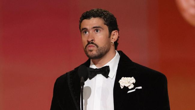 Bad Bunny memberikan pernyataan tegas saat dirinya menerima piala Grammy Awards 2026 untuk kategori Best M&uacute;sica Urbana Album.