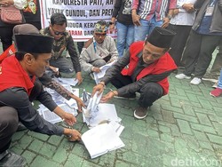 Protes Sidang di PN Pati Ditunda, Botok Cs Bakar Berkas
