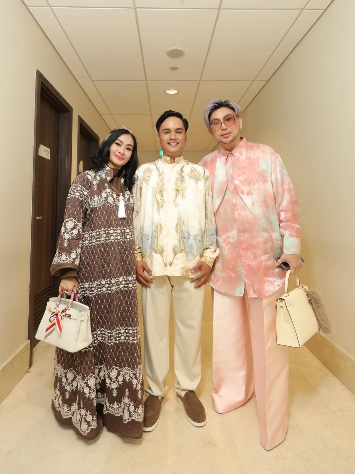 Caren Delano menyapa Ressa Rizky Rossano di backstage fashion show&period;