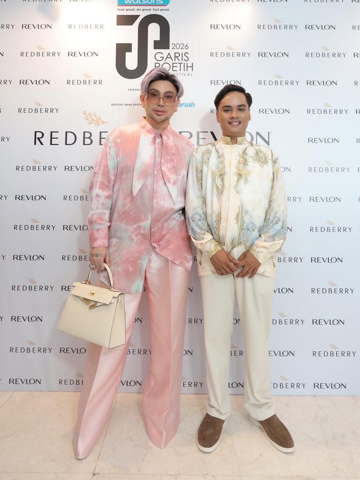 Caren Delano menyapa Ressa Rizky Rossano di backstage fashion show&period;