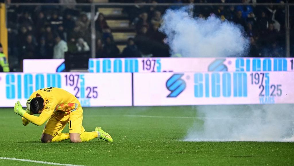 Resmi, Inter Didenda Rp991 Juta Imbas Suporter Lempar Flare ke Audero