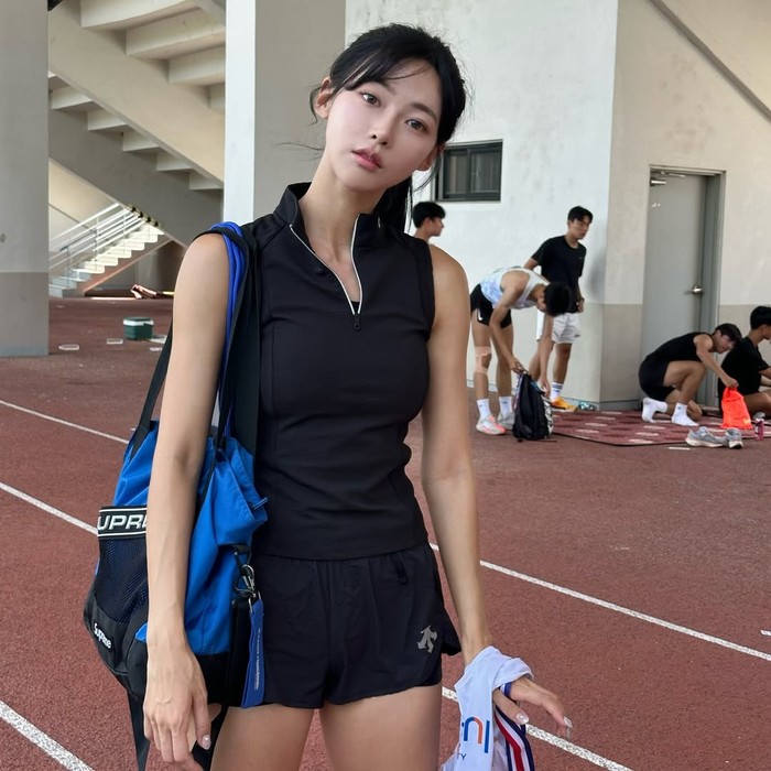 Daya tarik Kim Min Gee selain proporsi tubuh atletis dan kepribadiannya yang membuat orang merasa nyaman adalah paras cantiknya yang memesona hingga dijuluki sebagai Dewi Lari Lintasan dan Karina Lari Lintasan./ Foto: instagram.com/arb0r_day