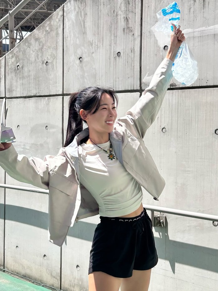 Di samping pesonanya yang tangguh, Kim Min Gee merupakan sosok yang ceria, ramah, santai, mudah bersahabat, dan apa adanya sebagaimana kepribadian yang ditampilkan sepanjang episode 'Single's Inferno 5'./ Foto: instagram.com/arb0r_day