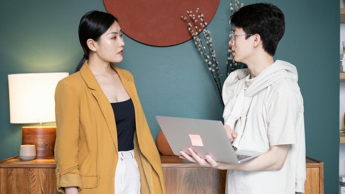 Gaya berkomunikasi. Cara orang berkelas berkomunikasi mencerminkan lingkungan di mana dia dibesarkan dan tinggal, serta pendidikannya.