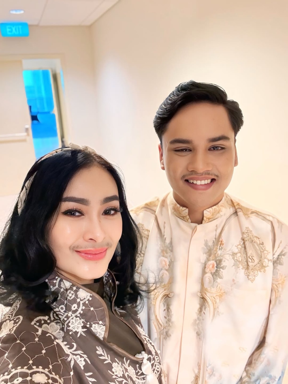 Iis Dahlia foto bareng Ressa&comma; pria yang mengaku anak Denada&period;