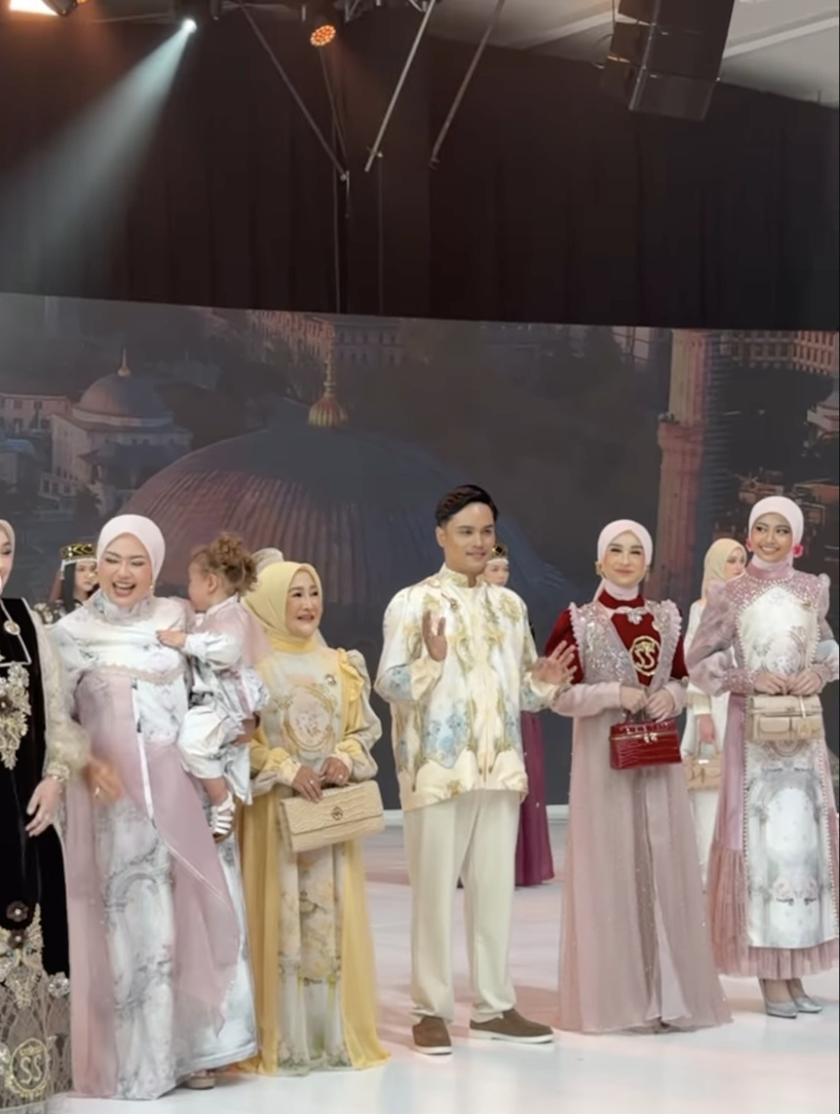 Iis Dahlia menyapa Ressa Rizky Rossano di backstage fashion show&period;