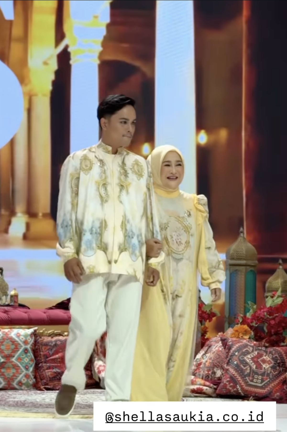 Iis Dahlia menyapa Ressa Rizky Rossano di backstage fashion show&period;