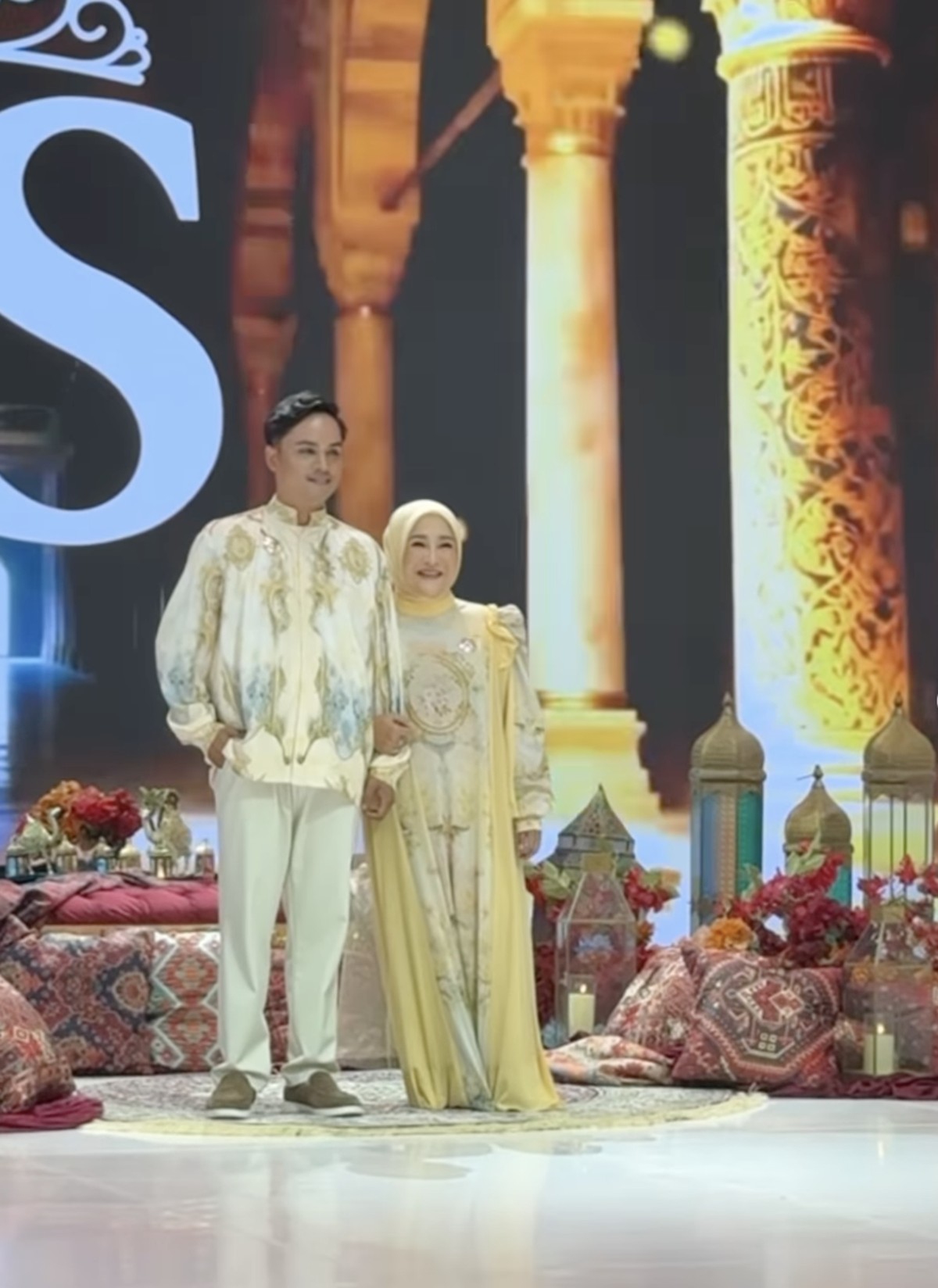 Iis Dahlia menyapa Ressa Rizky Rossano di backstage fashion show&period;