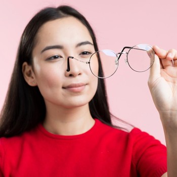 6 Tips Memilih Kacamata yang Tepat untuk Wajah Bulat, Bikin Makin Percaya Diri!